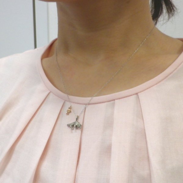 画像5: 赤ずきんちゃんとおおかみ　ペンダント　（ブラックゴールド） (5)