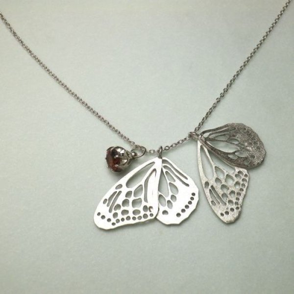 画像2: 透かし　ちょうちょ　ネックレス　あさぎまだら　（シルバー　ガーネット） (2)