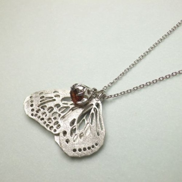 画像5: 透かし　ちょうちょ　ネックレス　あさぎまだら　（シルバー　ガーネット） (5)