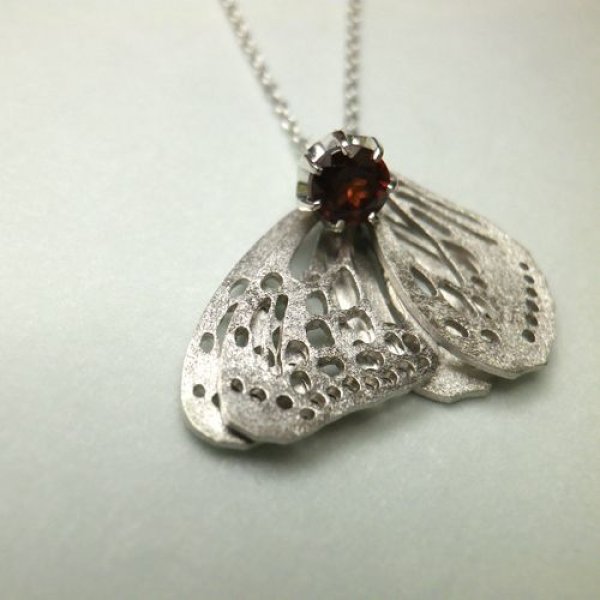 画像4: 透かし　ちょうちょ　ネックレス　あさぎまだら　（シルバー　ガーネット） (4)