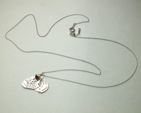 画像3: 透かし　ちょうちょ　ネックレス　あさぎまだら　（シルバー　ガーネット） (3)