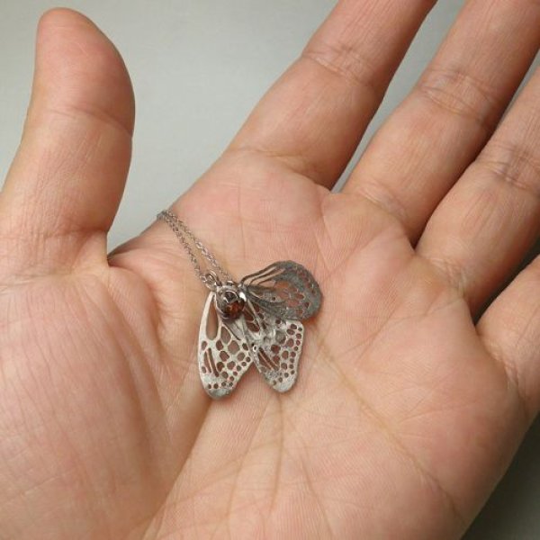 画像6: 透かし　ちょうちょ　ネックレス　あさぎまだら　（シルバー　ガーネット） (6)