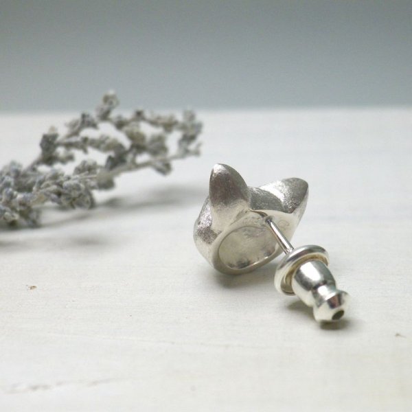 画像3: ねこのフム　ピアス　（シルバー　グリーンサファイア）　※片耳用です (3)