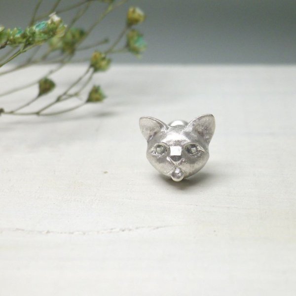 画像2: ねこのベー　ピアス　（シルバー　グリーンサファイア）　※片耳用です (2)