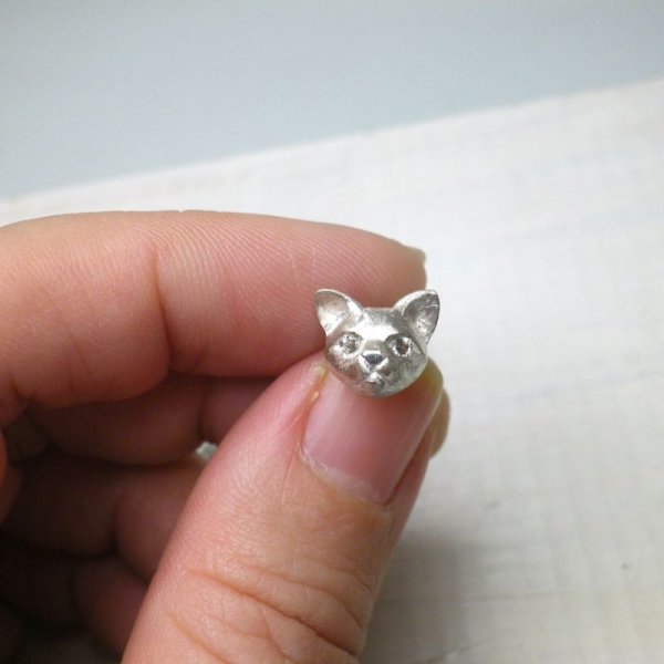 画像5: ねこのフム　ピアス　（シルバー　グリーンサファイア）　※片耳用です (5)