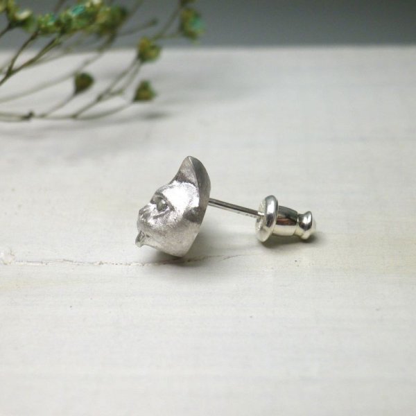 画像4: ねこのベー　ピアス　（シルバー　グリーンサファイア）　※片耳用です (4)